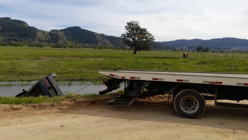 Gravatal: passageiro de carro morre após motorista perder o controle da direção e cair em córrego 
