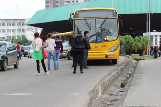 Enquanto passagem de ônibus é negociada, manifestantes fecham saída do terminal central