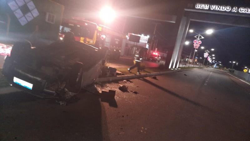 Motorista é hospitalizado após colidir contra poste e capotar carro em Capivari de Baixo 