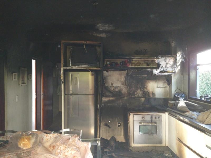 Incêndio atinge cozinha de residência no bairro Santa Catarina