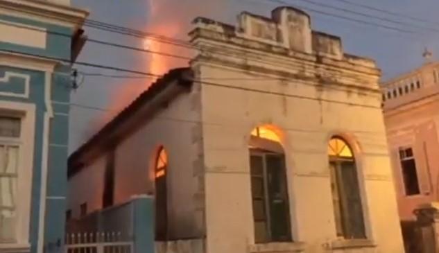 Residência abandonada pega fogo em Laguna