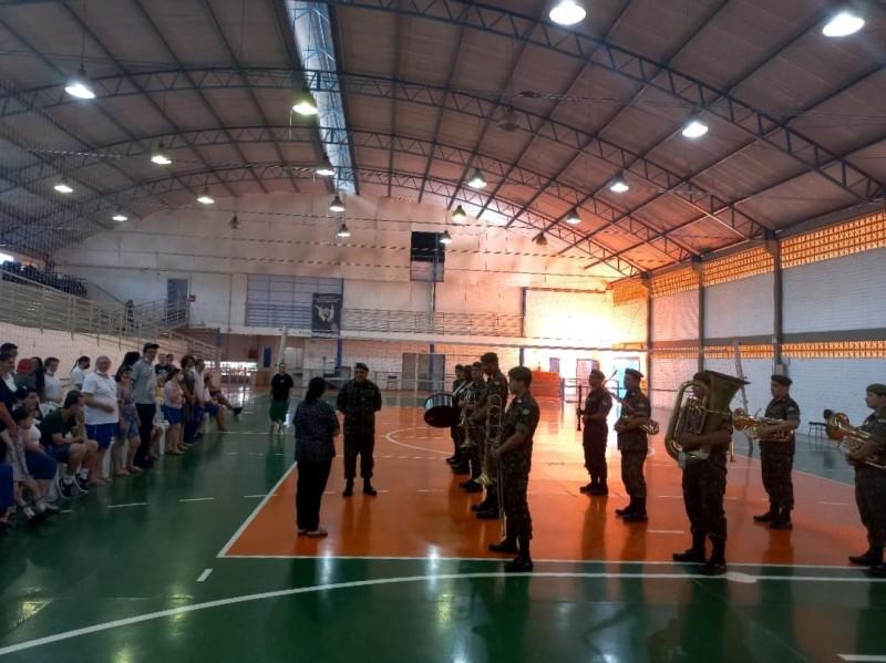 Banda do 28º GAC leva música e alegria para alunos da Apae de Cocal do Sul 