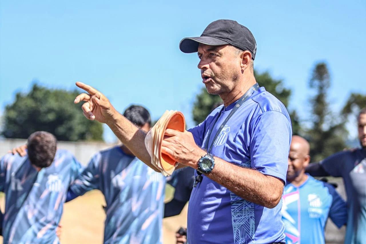 Técnico do Caravaggio comanda treino no estádio da Montanha