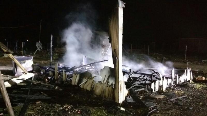 Casa de madeira fica destruída em incêndio