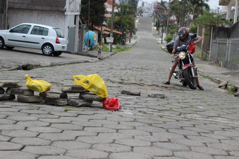 Sem melhorias, moradores fecham a rua após abaixo-assinado