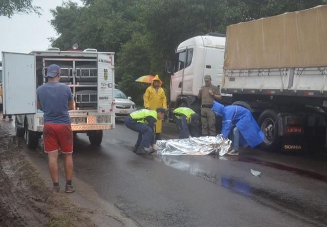 Motociclista morre ao colidir na traseira de caminhão