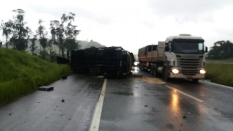 Caminhões tombados geram congestionamento na BR-101
