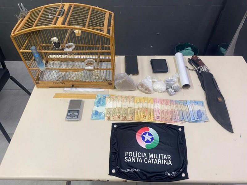 Durante perseguição da Polícia Militar, drogas são apreendidas em Criciúma