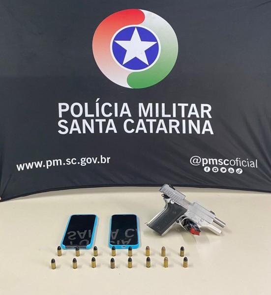 Içara: homem é preso após fazer postagens com arma de fogo em suas redes sociais
