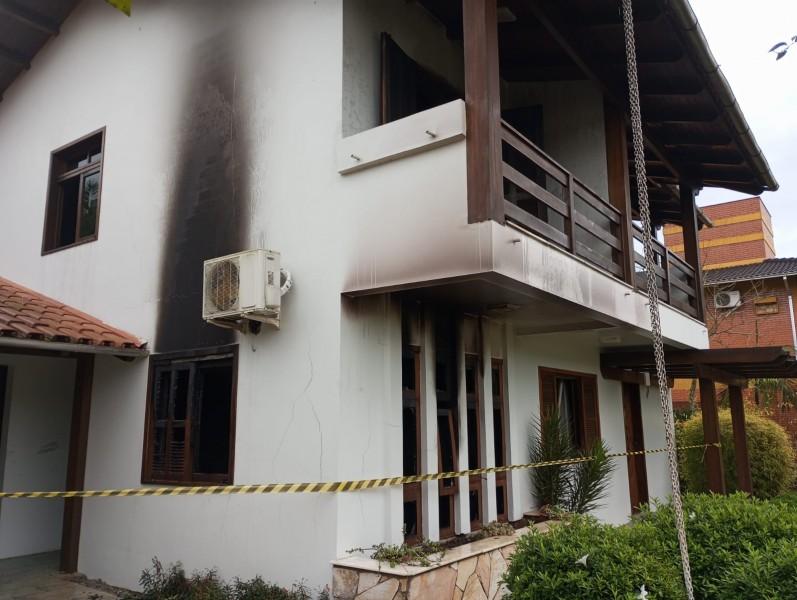 Corpo de Bombeiros combate incêndio em casa em Meleiro