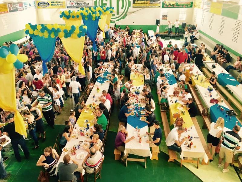 Uma parte dos Colombo reunidos na mesma festa
