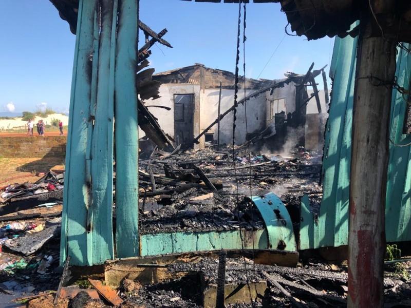 Em Passo de Torres, bombeiros combatem incêndio em residência 