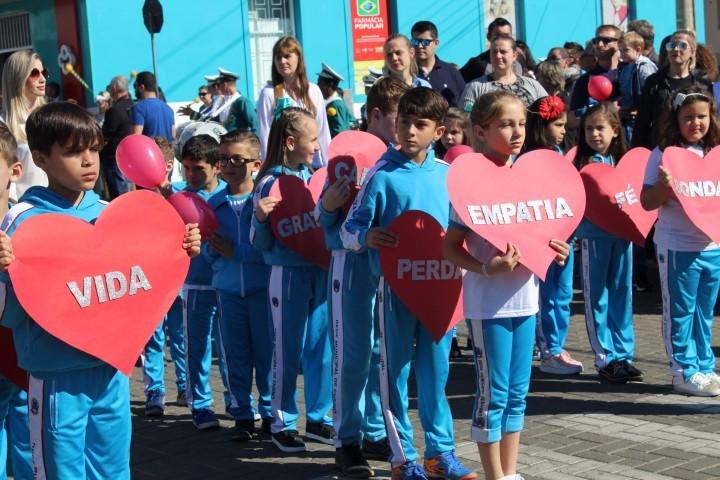 Desfile cívico traz mensagens sobre a vida e dignidade para todos em Nova Veneza