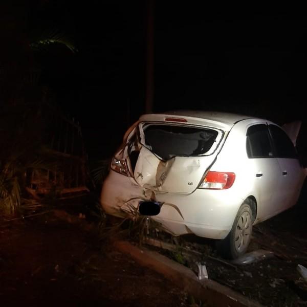 Jovem perde o controle da direção e colide contra residência em Urussanga