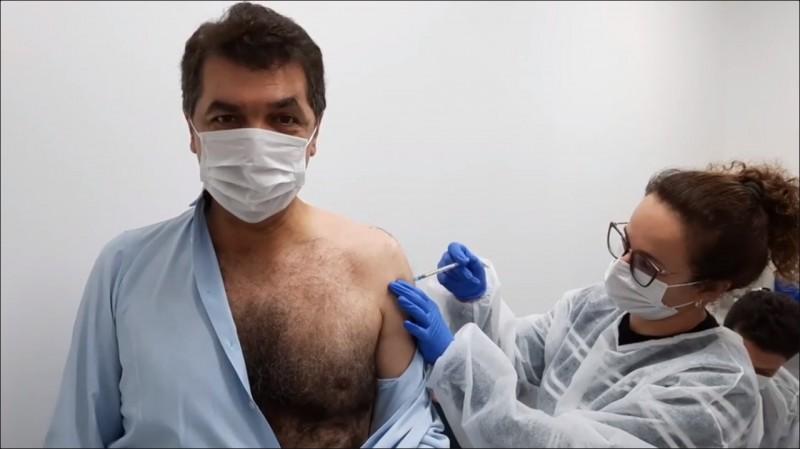 Clésio Salvaro recebe a primeira dose da vacina contra a Covid-19 