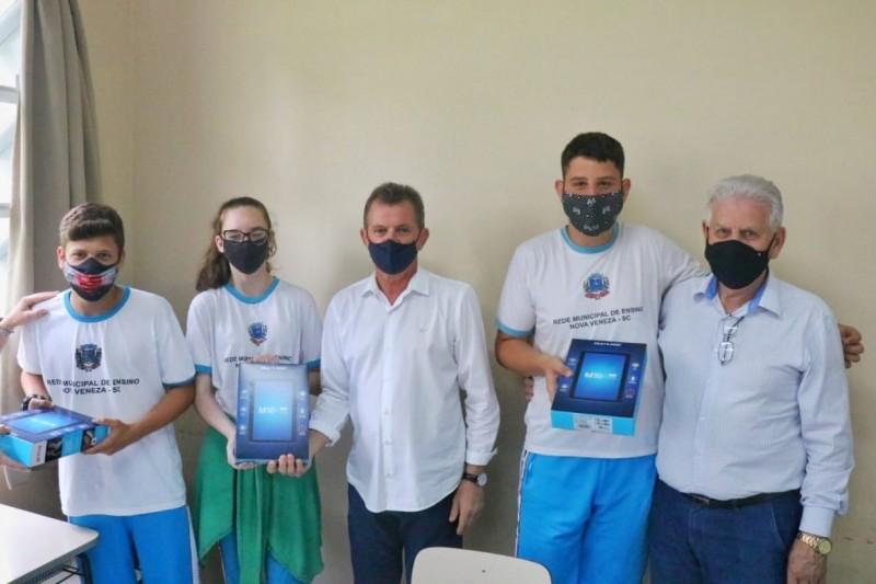 Secretaria de Educação entrega tablets para escolas em Nova Veneza