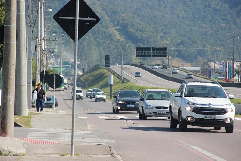 Tráfego em vias lindeiras muda com retorno às aulas