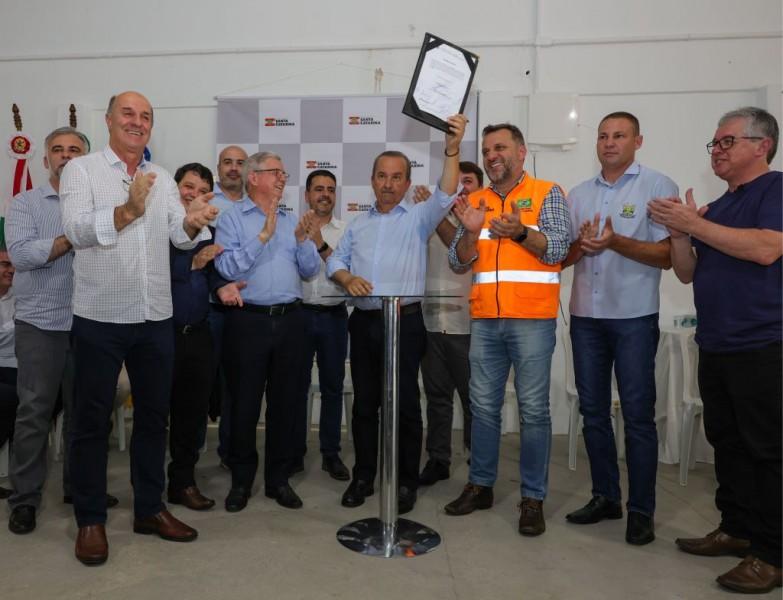 Governador entrega ordem de serviço para pavimentação da SC-108 entre Jacinto Machado e Praia Grande