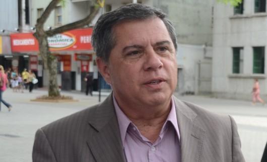 Segunda-feira é dia de Mário Motta na Feira do Livro de Criciúma