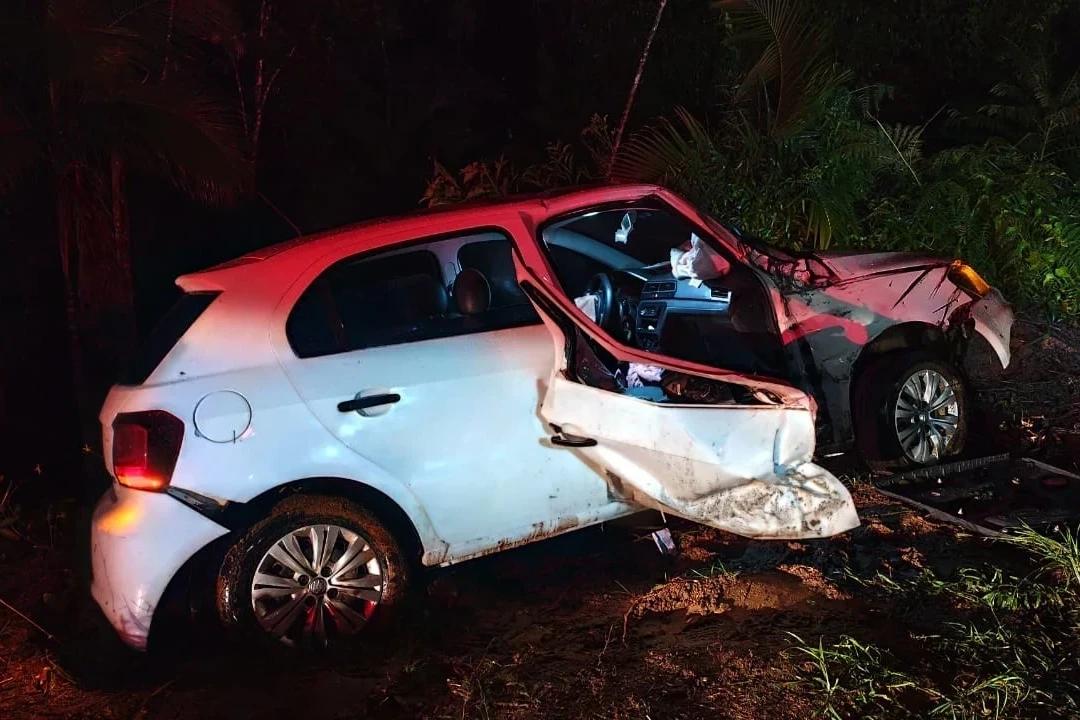 Motorista é levado ao hospital após colidir carro contra poste