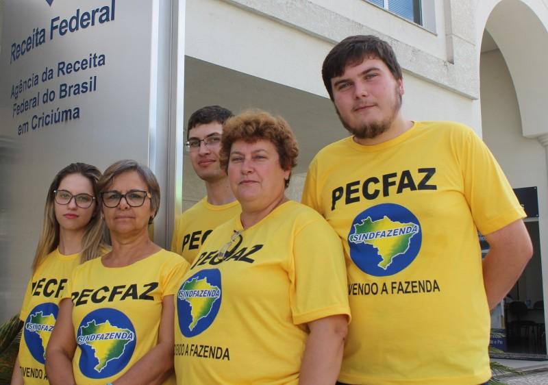 Servidores da Receita Federal fazem protesto