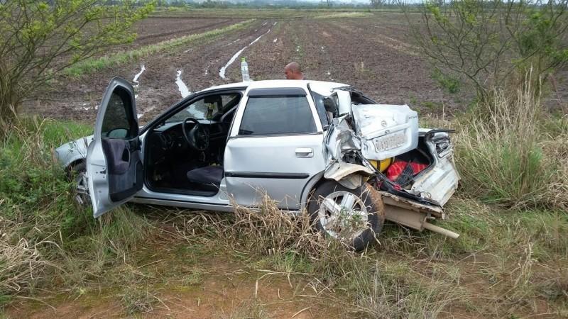 Caminhão colide em carro estacionado no acostamento da BR-101