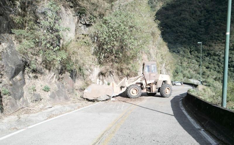 Rochas são removidas e tráfego de veículos é normalizado na Serra do Rio do Rastro