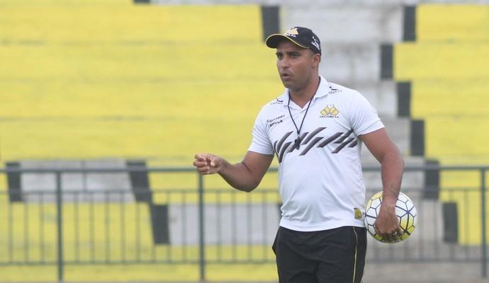 Sem Paulinho, Deivid esboça time para enfrentar América Mineiro
