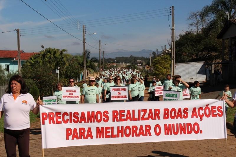 Em luta contra as drogas, cerca de 400 pessoas caminham em Forquilhinha