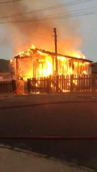 Residência de madeira é destruída por incêndio em Orleans 