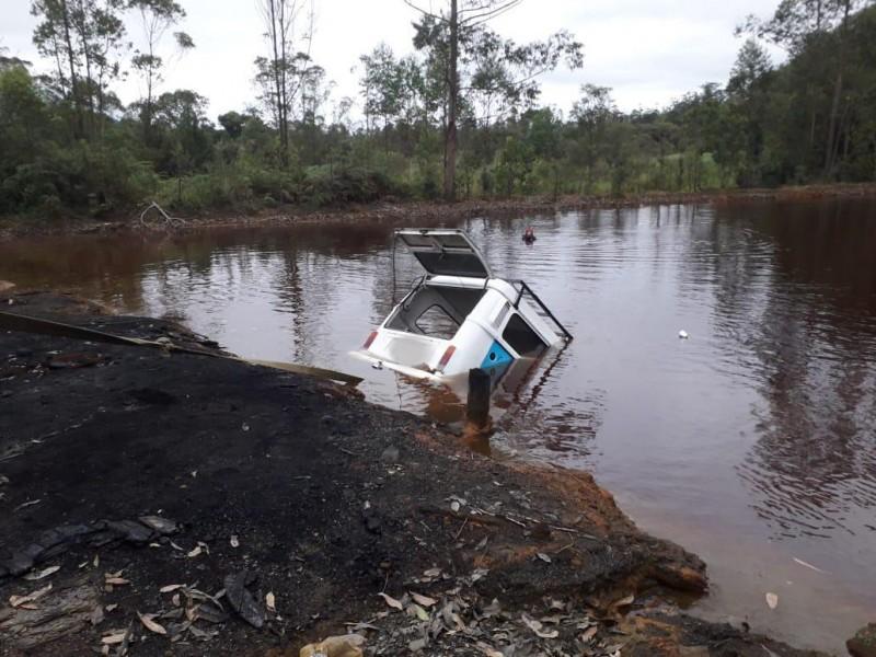 Veículo furtado em Araranguá é encontrado dentro de rio em Siderópolis 