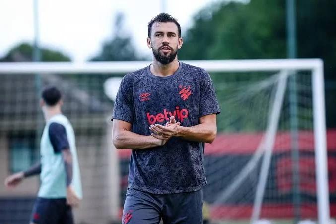 Dia agitado no Criciúma com chegada, zagueiro próximo e investida em atacante