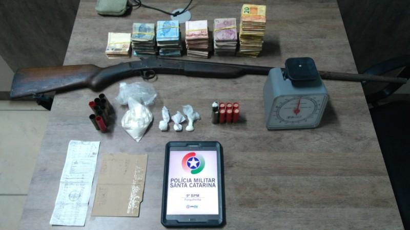 Proprietário de bar é preso por tráfico de drogas e posse de arma em Criciúma