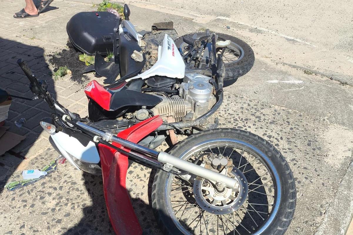 Motociclista sofre fratura exposta após colisão com carro