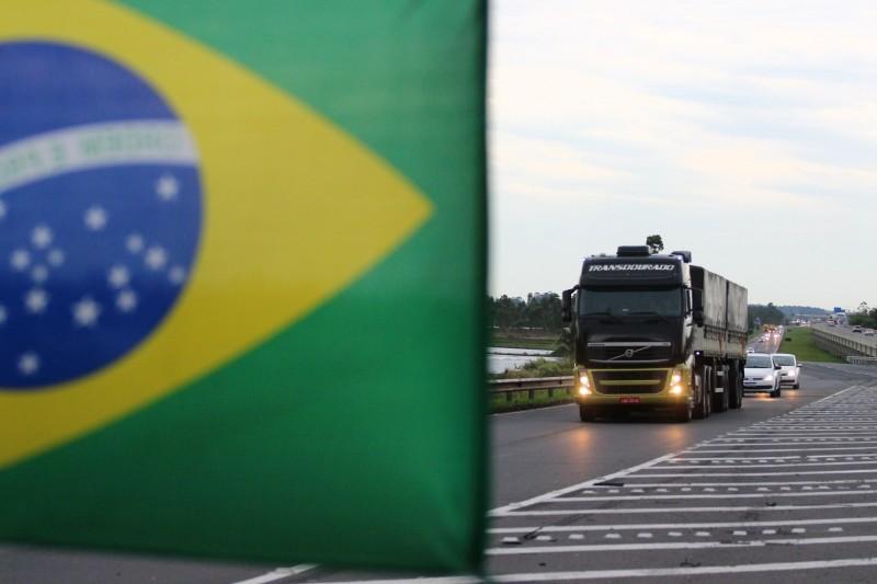 Sancionada a lei que altera tolerância no excesso de peso de caminhões