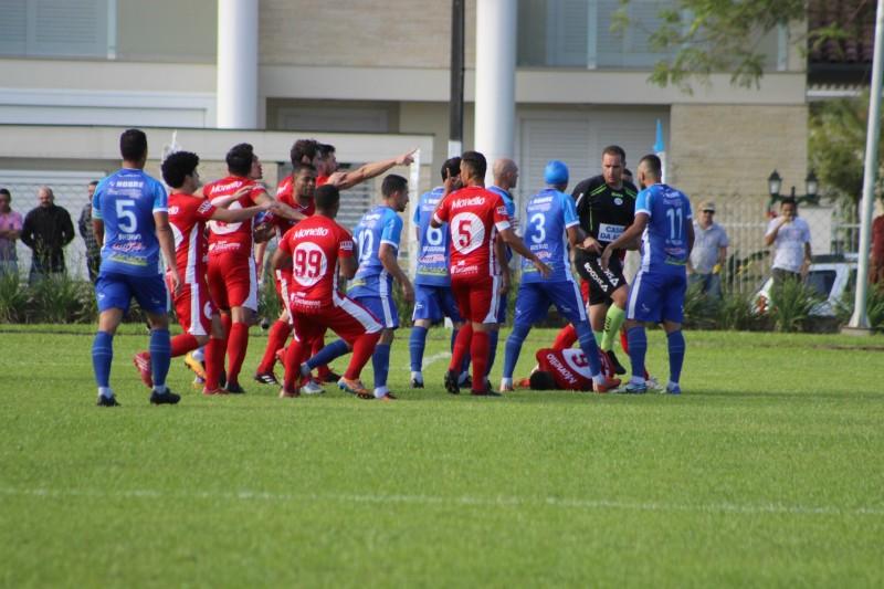 Confira imagens do Clássico da Polenta, pelo jogo de ida da decisão do Regional 