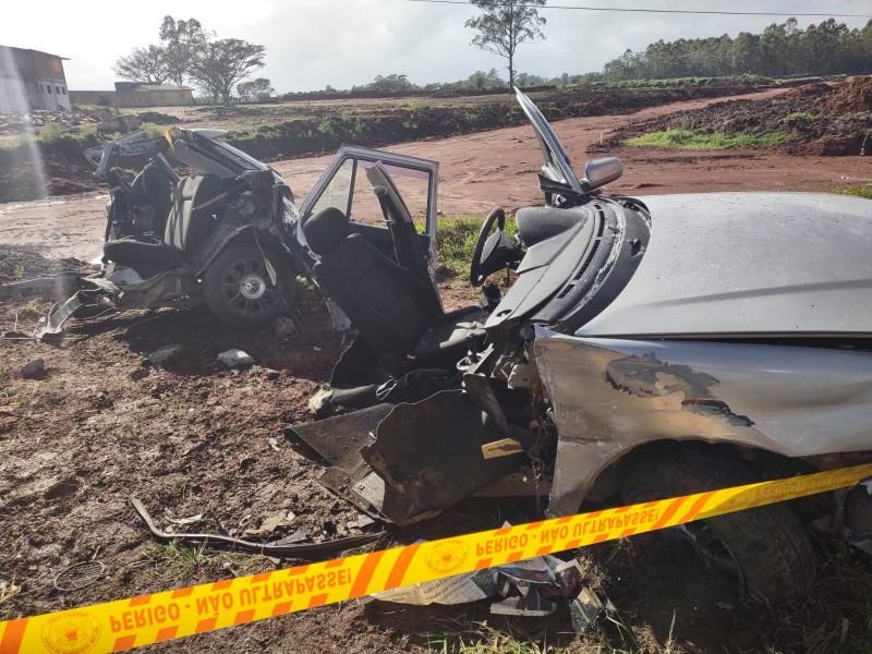 Carro é partido ao meio em acidente na SC-445 em Içara