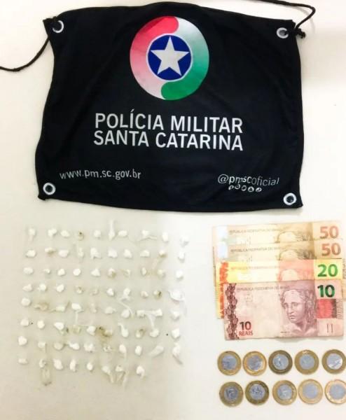 PM prende jovem com 78 pedras de crack em Tubarão