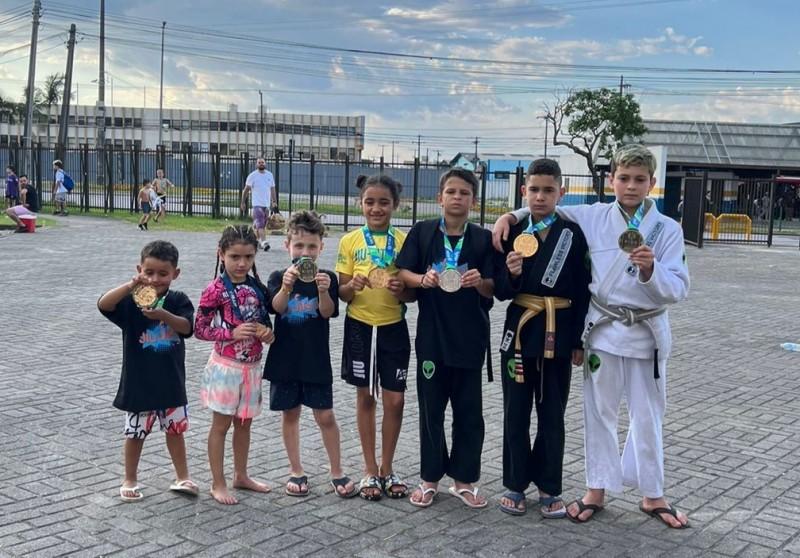 Jiu-jítsu do Projeto Amigos da Esperança conquista oito medalhas em torneio internacional