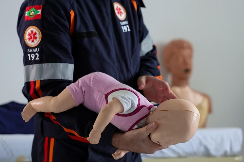 Engasgo em crianças e bebês são comuns, mas podem ser perigosos; saiba como agir nestas situações