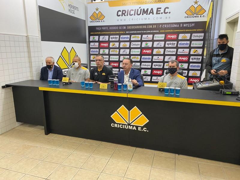 Ao vivo: Coletiva de apresentação do técnico Cláudio Tencatti