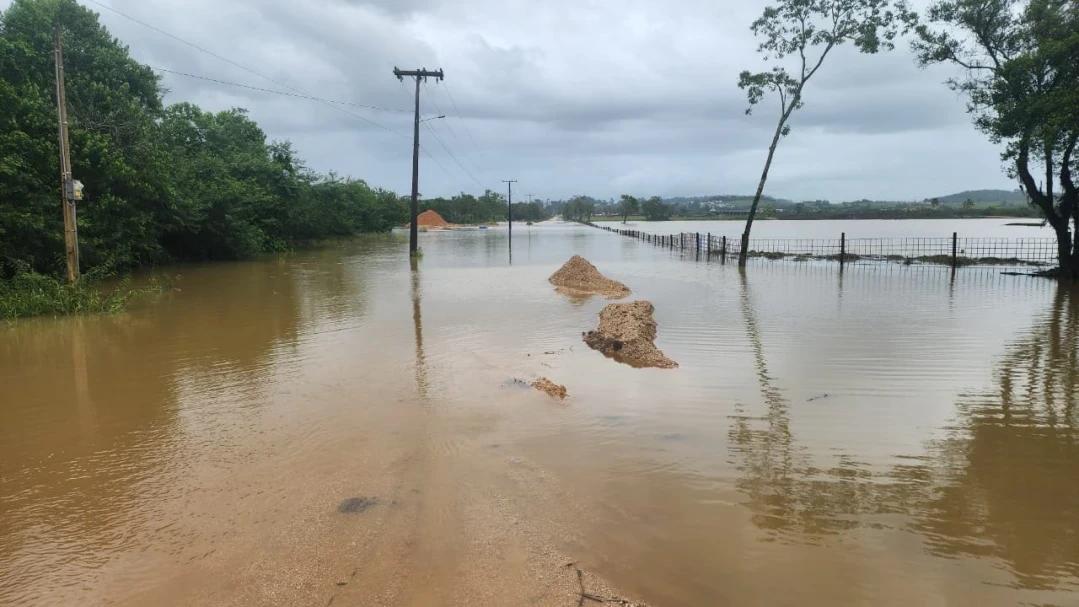 Transbordamento de rio provoca interdição de rodovia em Morro da Fumaça
