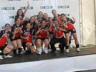Vôlei da Eliane ganha medalha em Chapecó