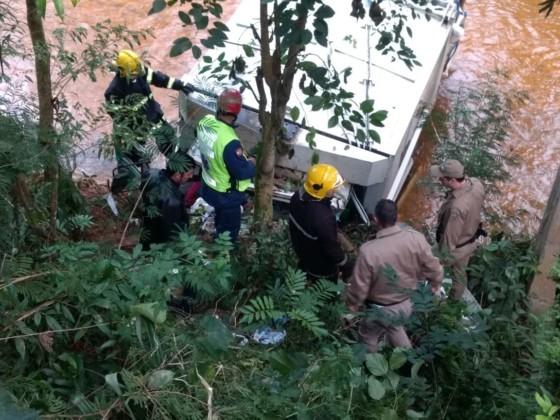 Catadores pulam de caminhão de lixo e motorista morre após queda em rio
