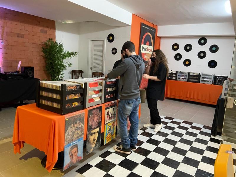 Sábado com atrações de colecionismo e Vinil Store no Shopping Della