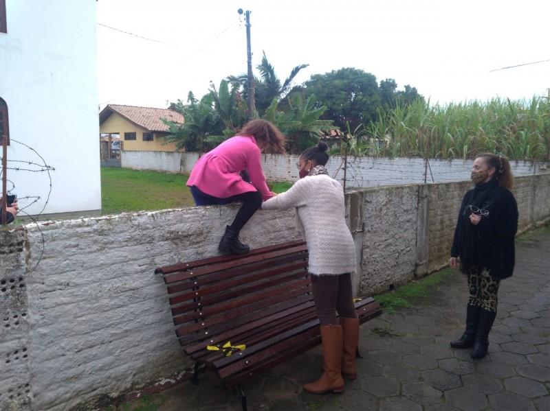 Água invade escola e alunos precisam pular o muro para irem embora