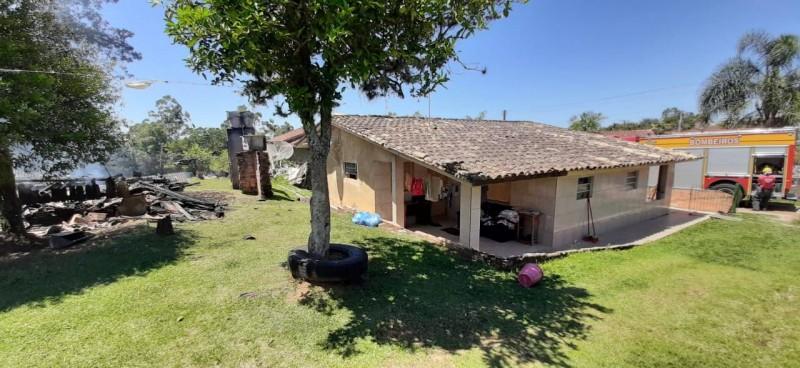 Casa é destruída por incêndio em Urussanga
