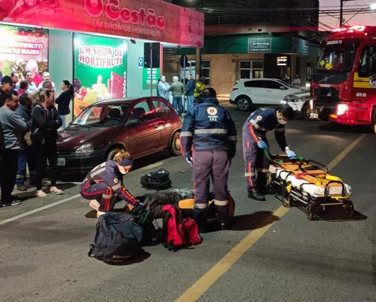Carro corta a frente de motociclista e causa acidente em Tubarão