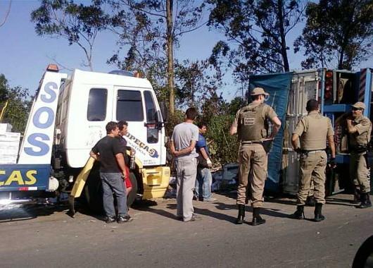 Caminhão tomba e pega fogo no Anel Viário