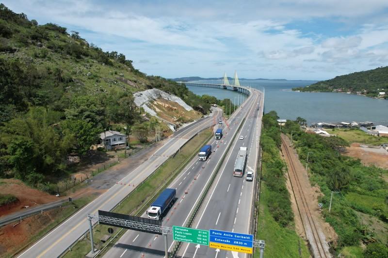 BR-101: tráfego de veículos permanece sendo desviado para antiga ponte de Laguna